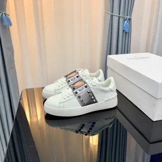 Valentino Rockstud সাদা চামড়ার মেটালিক স্ট্র্যাপ পিরামিড স্টাড লাইফস্টাইল স্নিকার্স