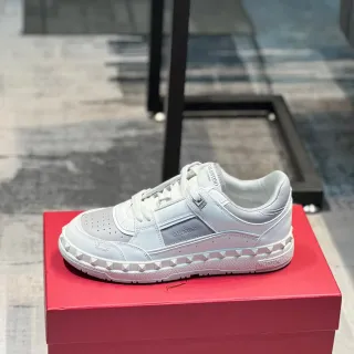 Valentino Rockstud Tênis Lifestyle de Couro Branco com Pirâmide Stud