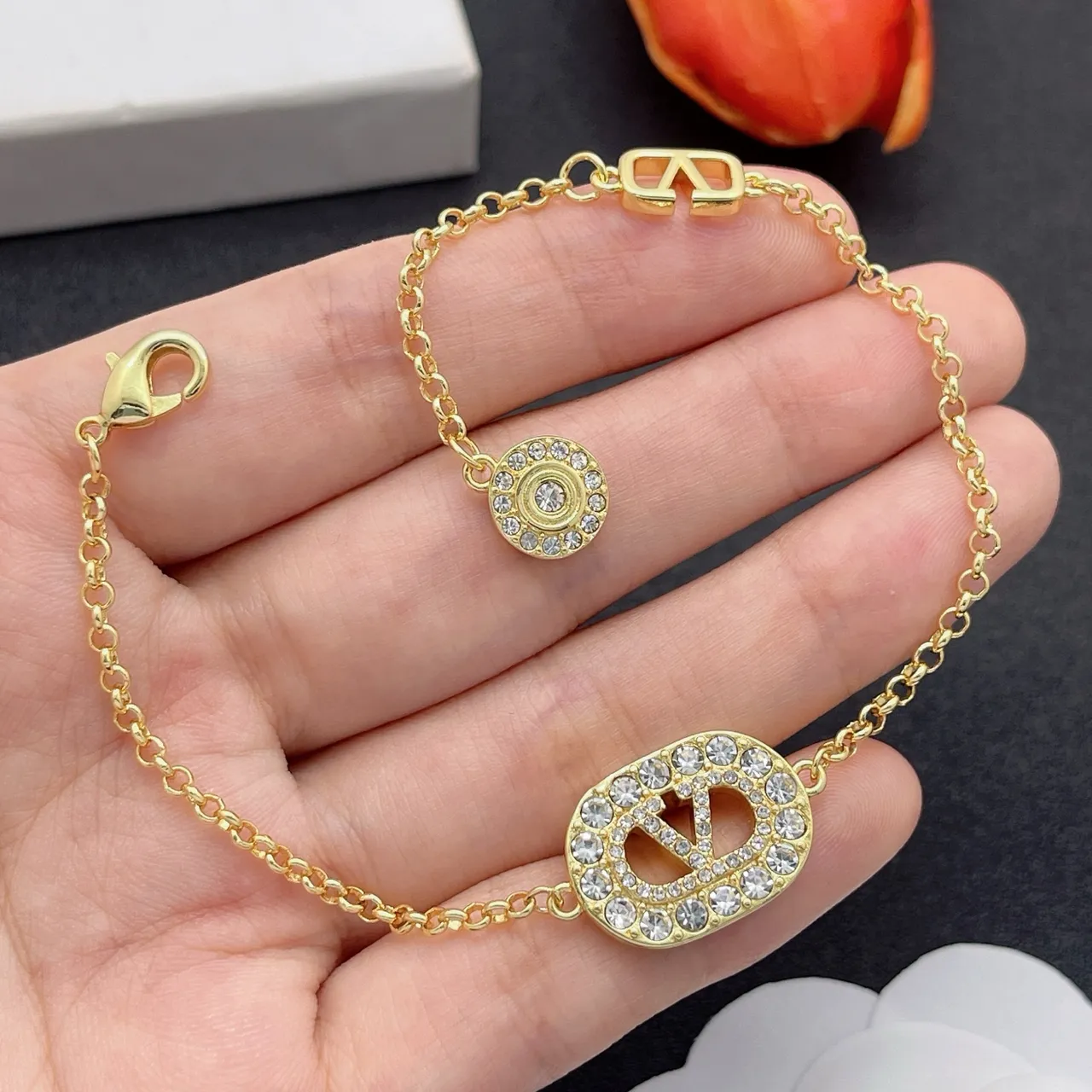 Valentino VLogo Charme Ovale Gold-Tone Bracelet Chaîne 8