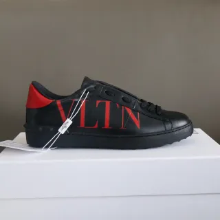 Valentino VLTN sneakers lifestyle de couro preto e vermelho