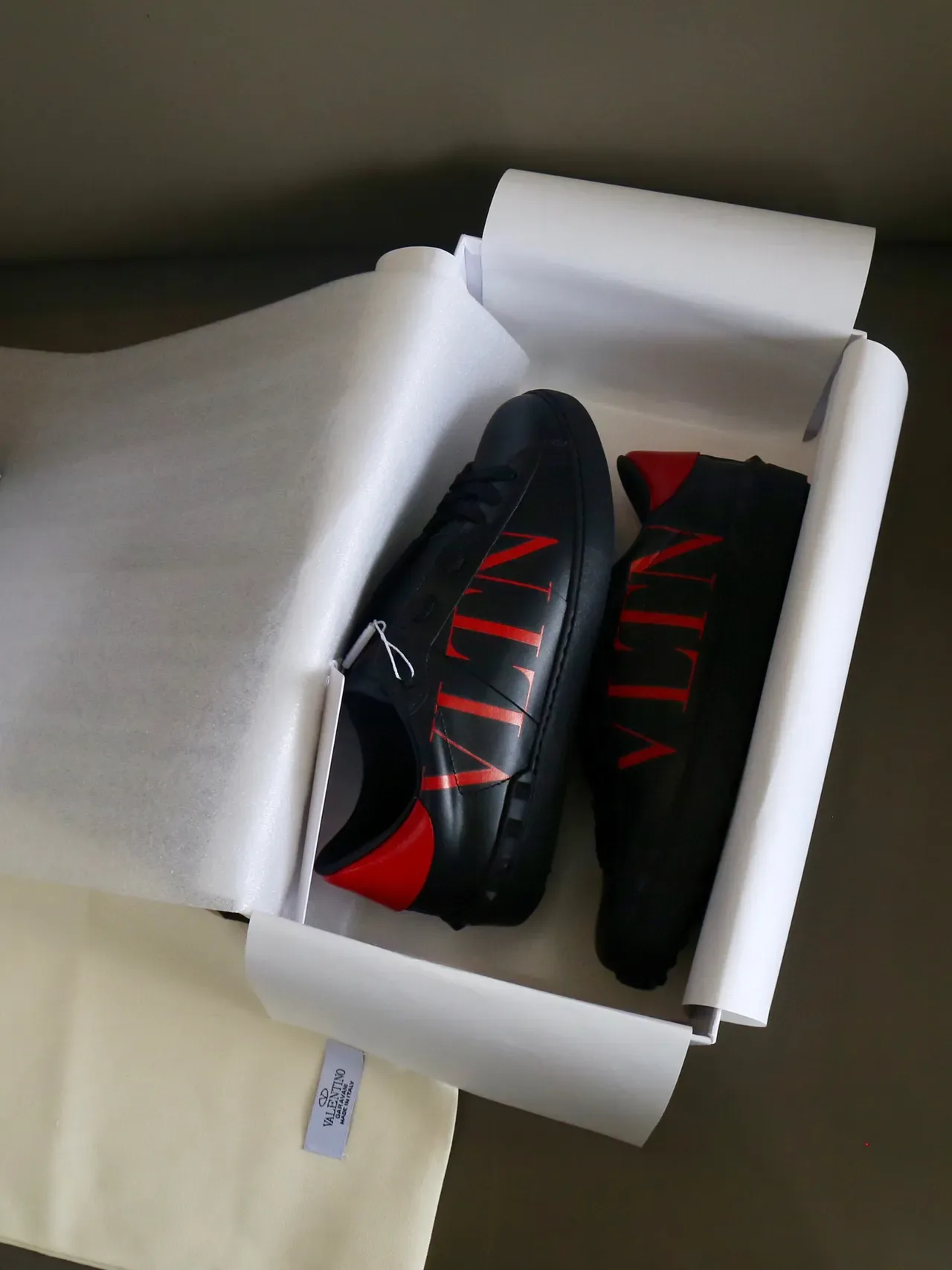 Valentino VLTN sneakers de cuero negro y rojo de estilo de vida 2