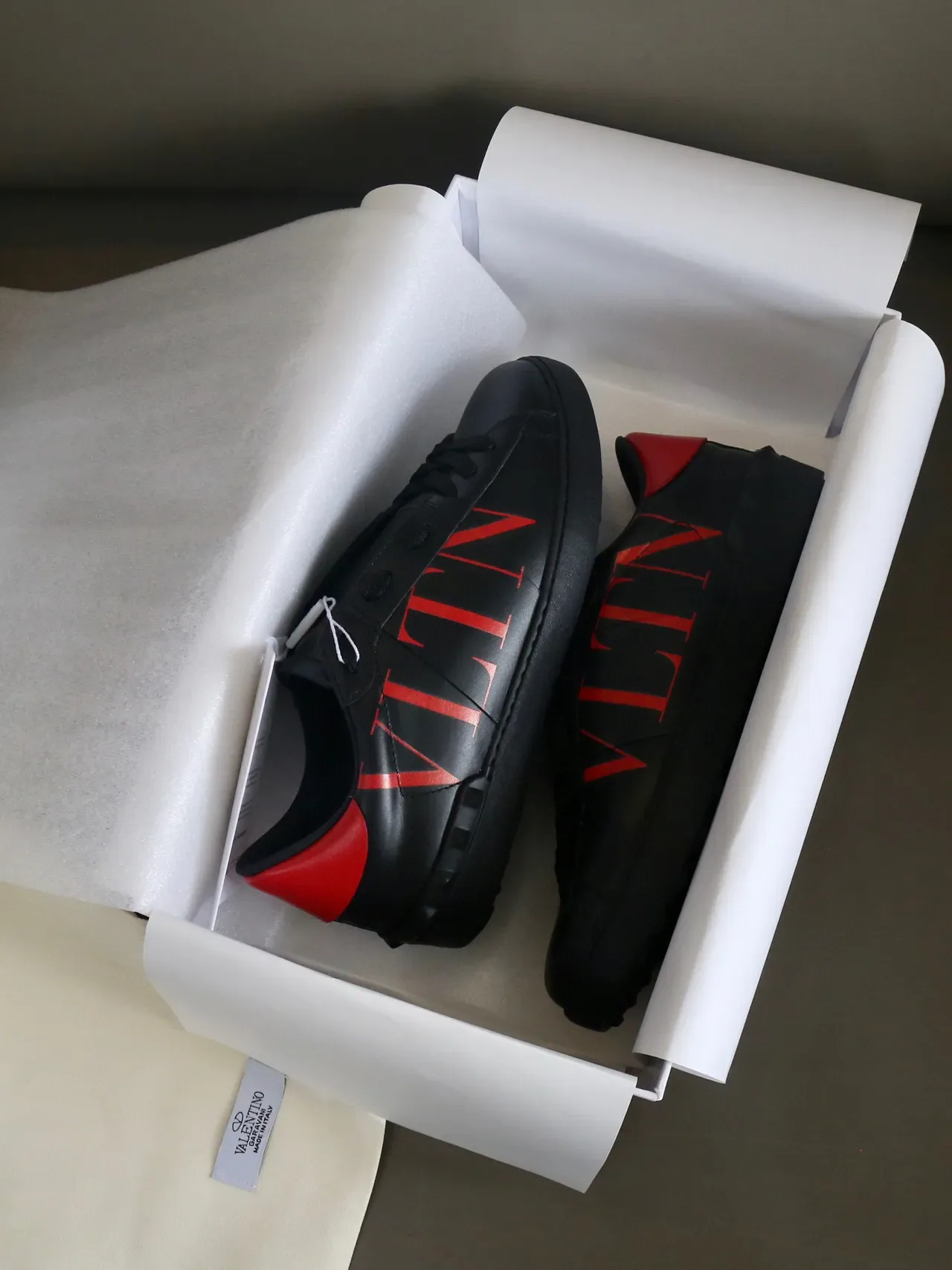Valentino VLTN sneakers de cuero negro y rojo de estilo de vida 3