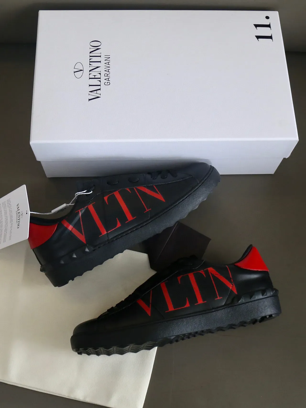 Valentino VLTN sneakers de cuero negro y rojo de estilo de vida 4