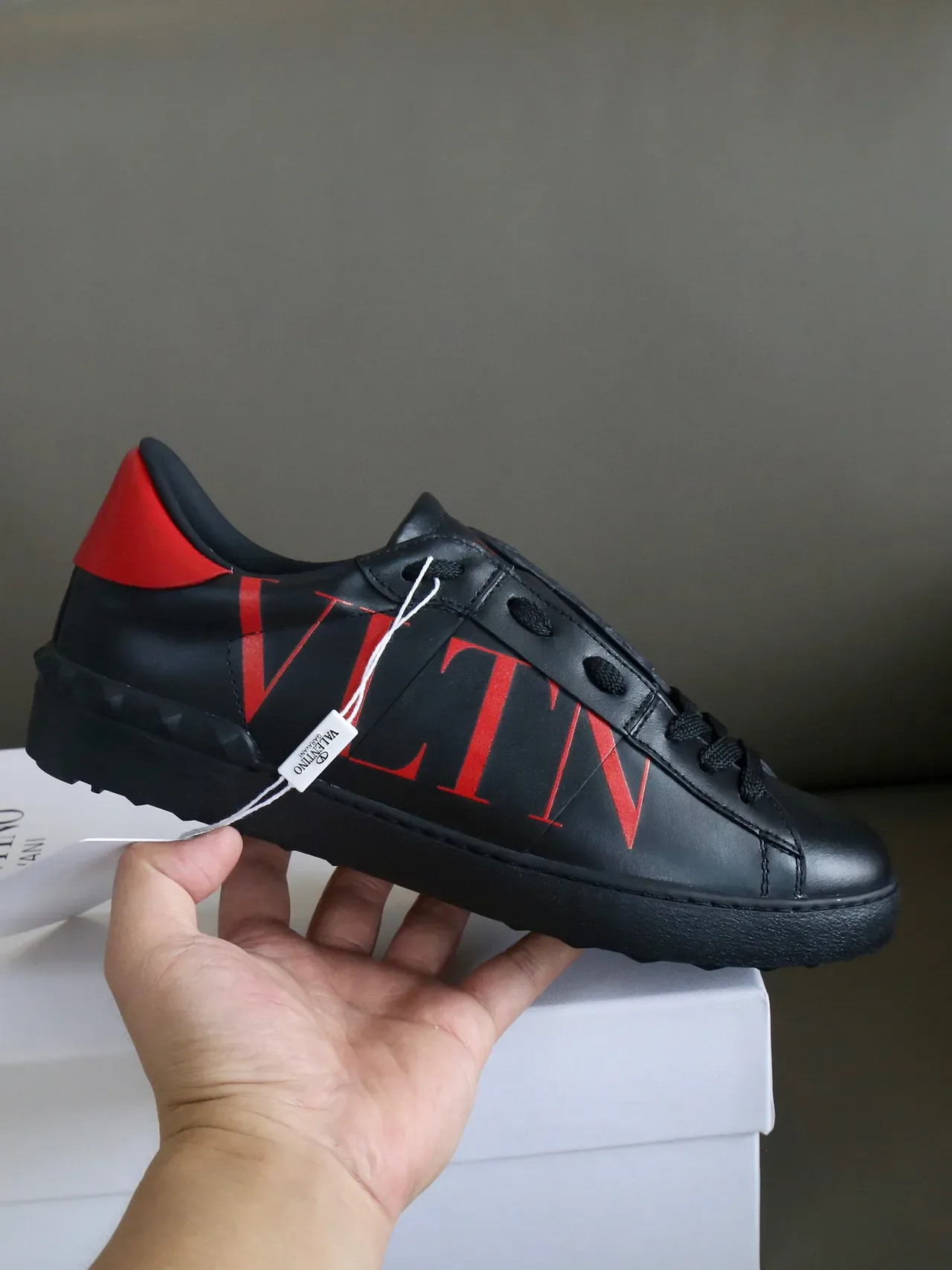 Valentino VLTN sneakers de cuero negro y rojo de estilo de vida 5