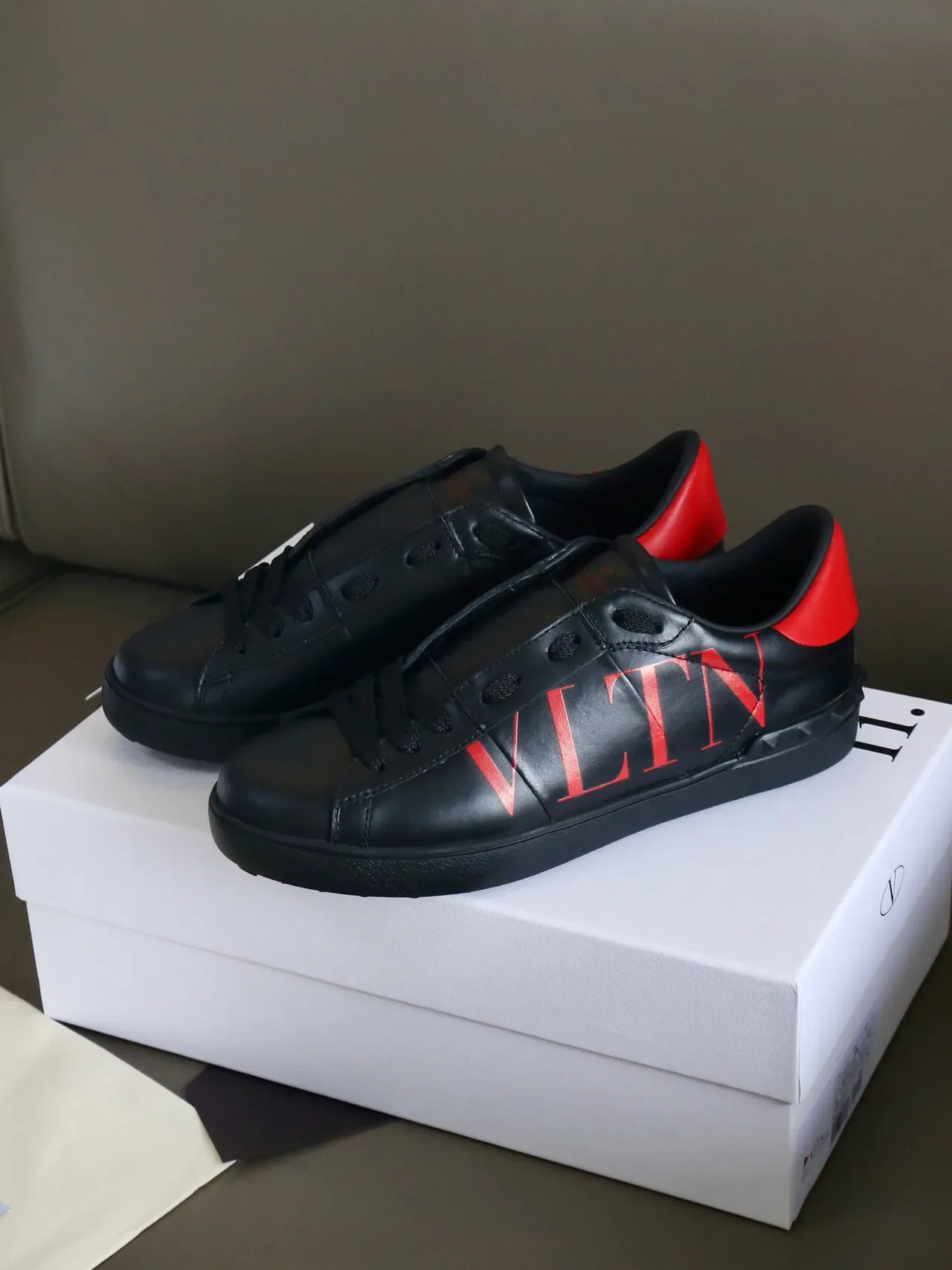 Valentino VLTN sneakers de cuero negro y rojo de estilo de vida 6