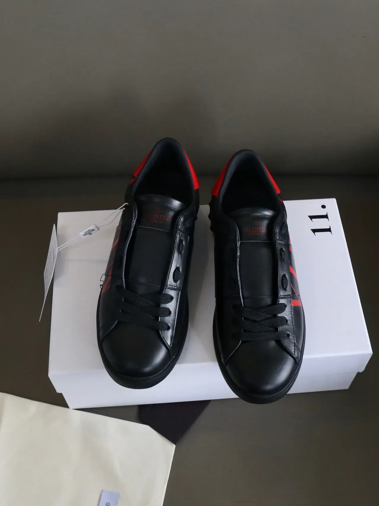 Valentino VLTN sneakers de cuero negro y rojo de estilo de vida 7