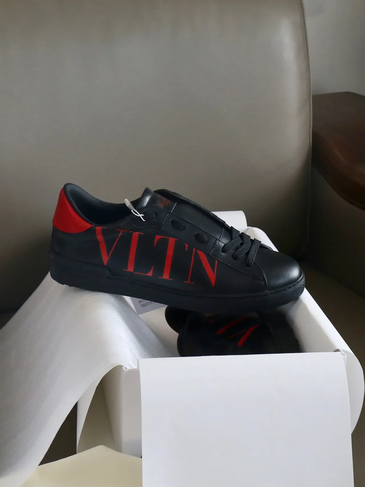 Valentino VLTN sneakers de cuero negro y rojo de estilo de vida 8