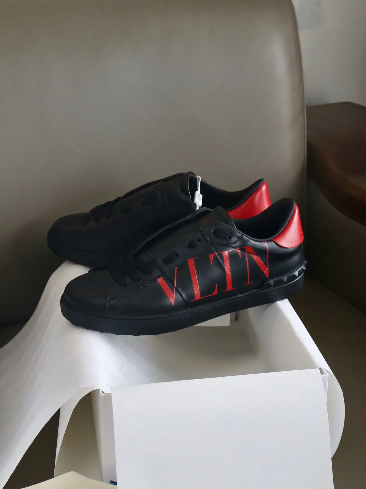 Valentino VLTN sneakers de cuero negro y rojo de estilo de vida 9