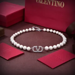 Valentino VLTN সাদা রূপালী মুক্তা স্ট্র্যান্ড পাভে ক্লাস্প হার