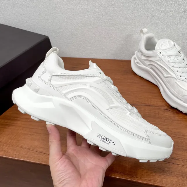 Valentino Zapatillas Blancas Monocromáticas Suela Esculpida Chunky Sneakers 4