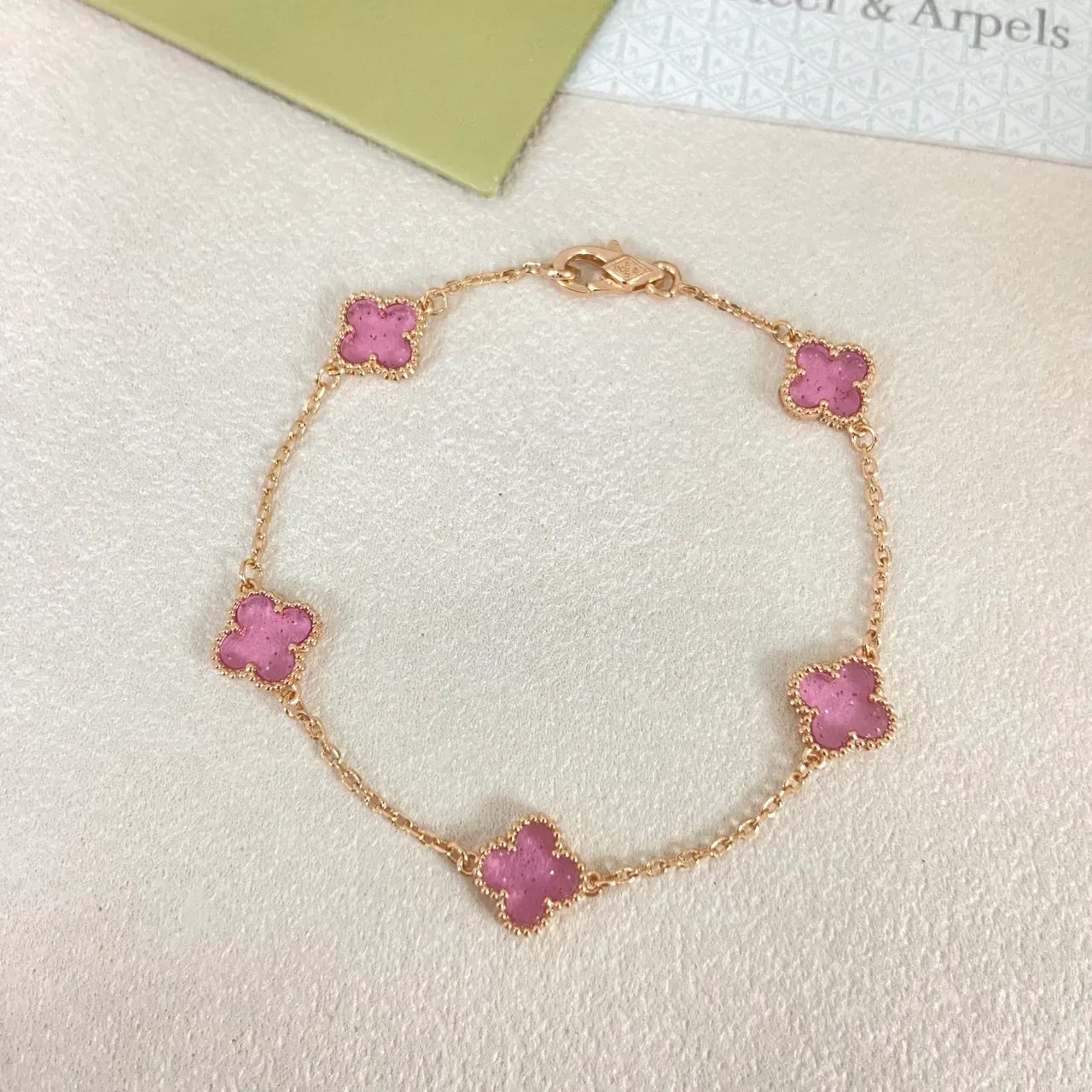 Van Cleef & Arpels Alhambra Five Motif pulsera de esmalte rosa 2