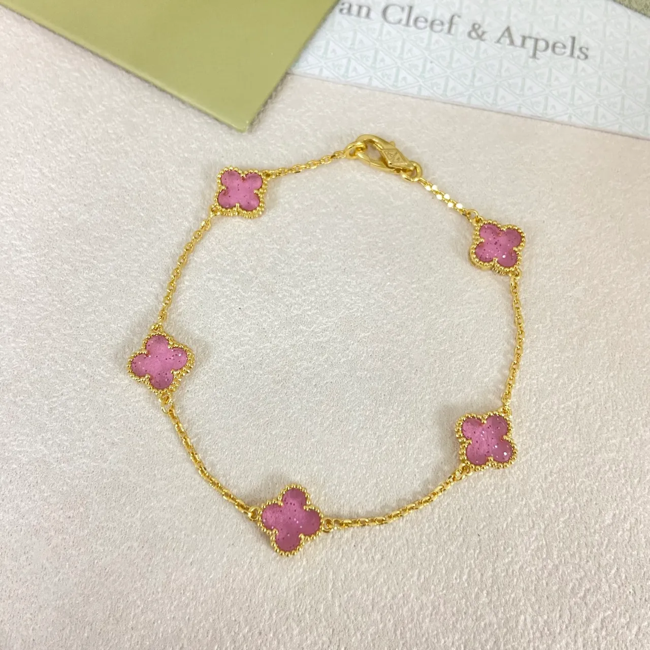 Van Cleef & Arpels Alhambra Five Motif pulsera de esmalte rosa 4