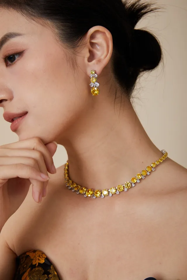 Van Cleef & Arpels Collier de pierres précieuses jaune blanc de longueur choker 5
