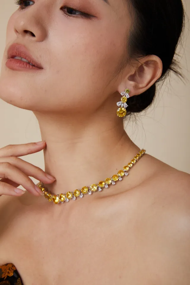 Van Cleef & Arpels Collier de pierres précieuses jaune blanc de longueur choker 7
