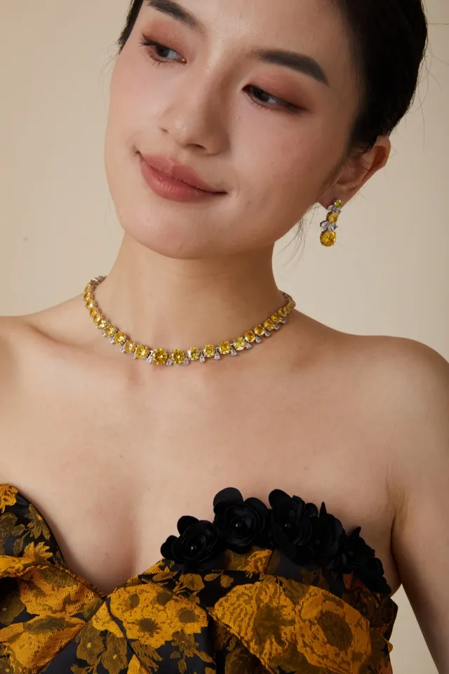 Van Cleef & Arpels Collier de pierres précieuses jaune blanc de longueur choker 8