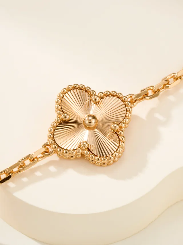 Van Cleef & Arpels Alhambra Cinq Motif Or et Mère de Perle Bracelet 6