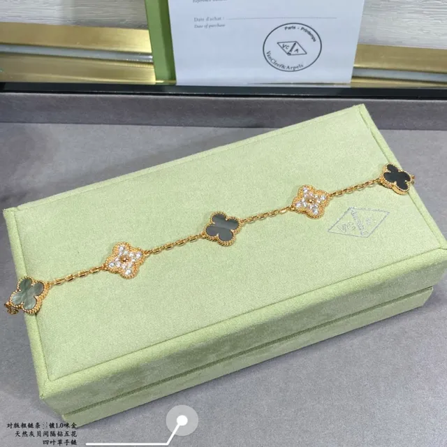 Van Cleef & Arpels Alhambra البرسيم ذو الأوراق الأربع ذهبي ومادر بيرل إسورة 2