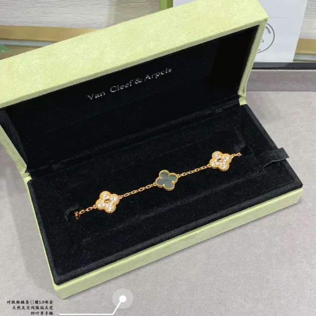 Van Cleef & Arpels Alhambra البرسيم ذو الأوراق الأربع ذهبي ومادر بيرل إسورة 3