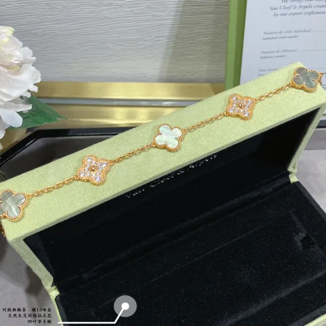 Van Cleef & Arpels Alhambra البرسيم ذو الأوراق الأربع ذهبي ومادر بيرل إسورة 5