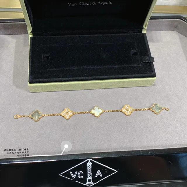 Van Cleef & Arpels Alhambra البرسيم ذو الأوراق الأربع ذهبي ومادر بيرل إسورة 6