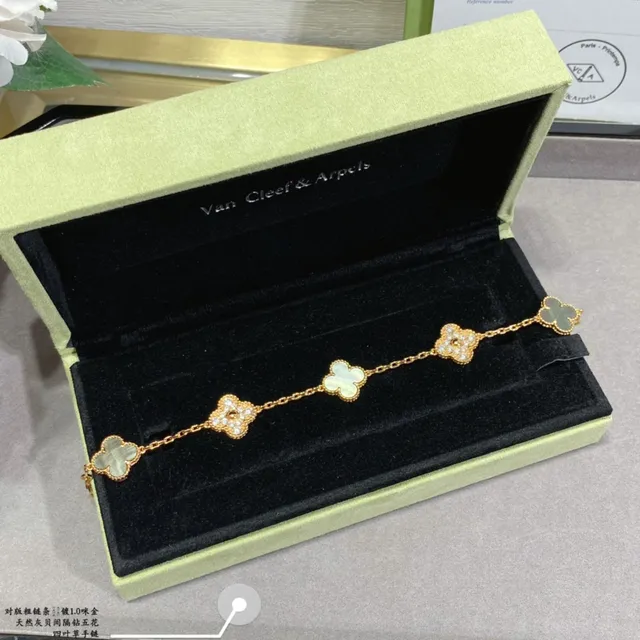 Van Cleef & Arpels Alhambra البرسيم ذو الأوراق الأربع ذهبي ومادر بيرل إسورة 7