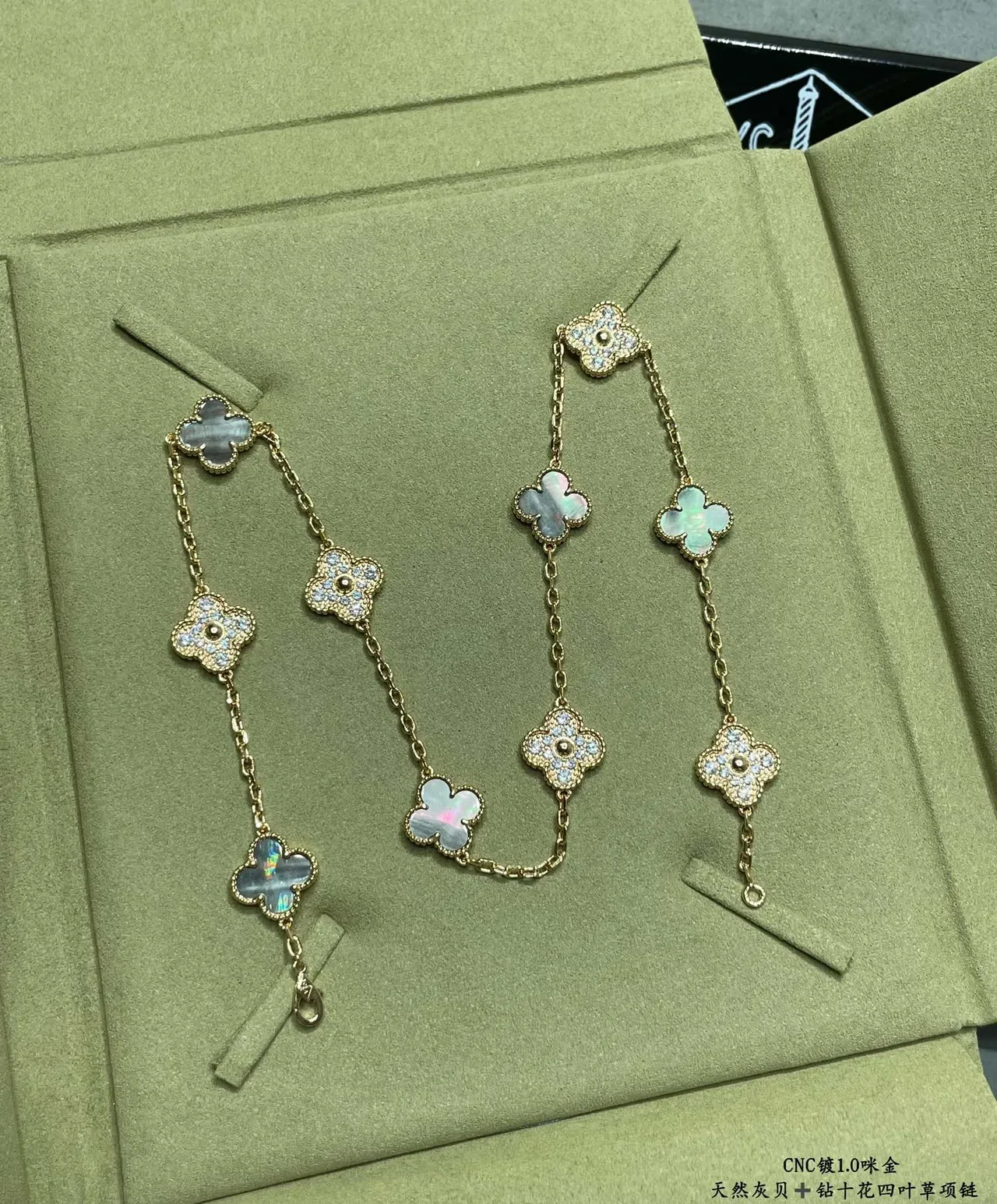 Van Cleef & Arpels Alhambra كلفر ذو أوراق أربعة مادر بيرل و Pavé قلادة 3