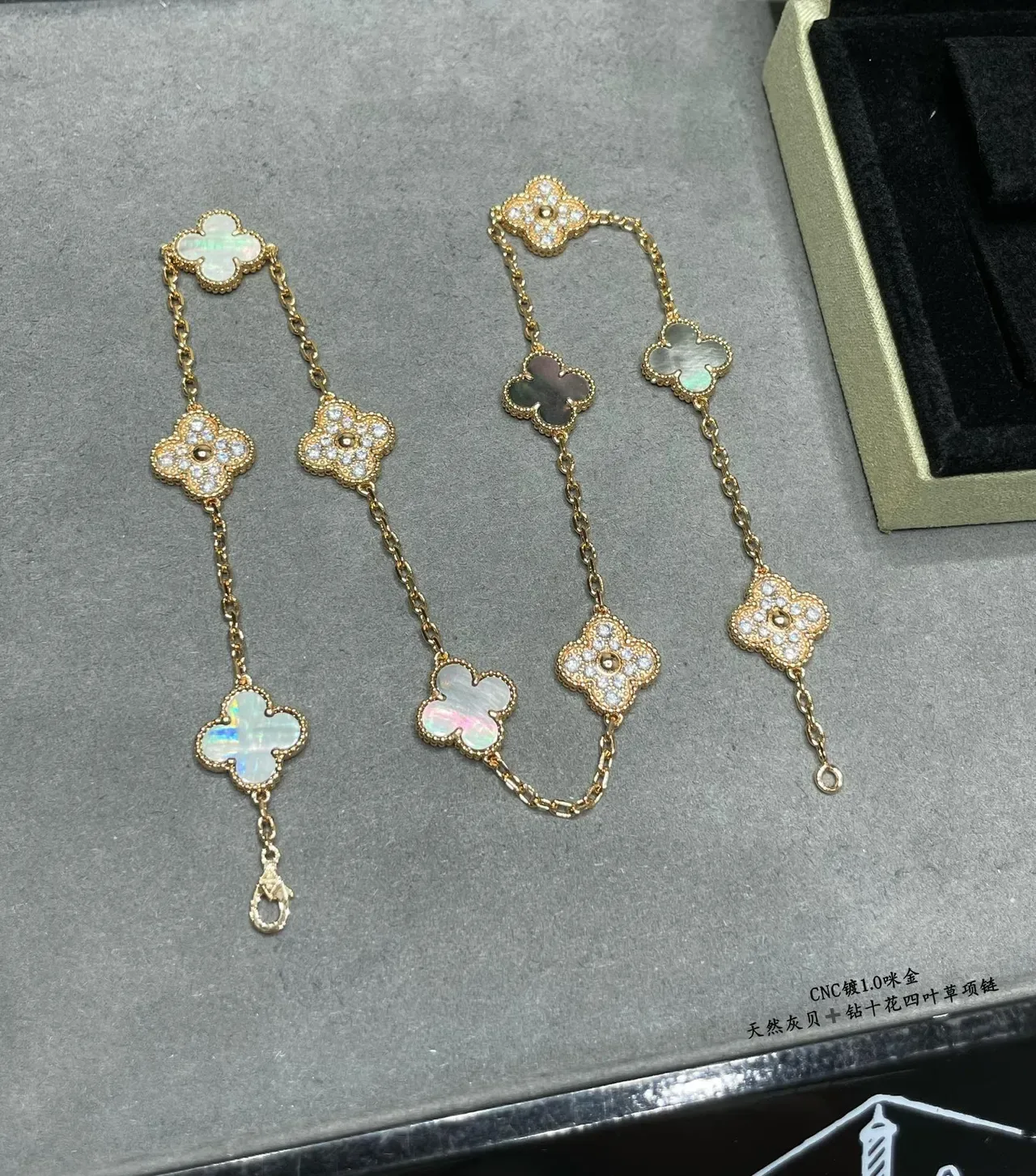 Van Cleef & Arpels Alhambra كلفر ذو أوراق أربعة مادر بيرل و Pavé قلادة 4
