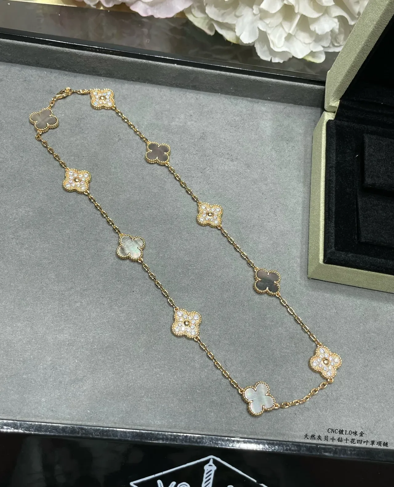 Van Cleef & Arpels Alhambra كلفر ذو أوراق أربعة مادر بيرل و Pavé قلادة 6