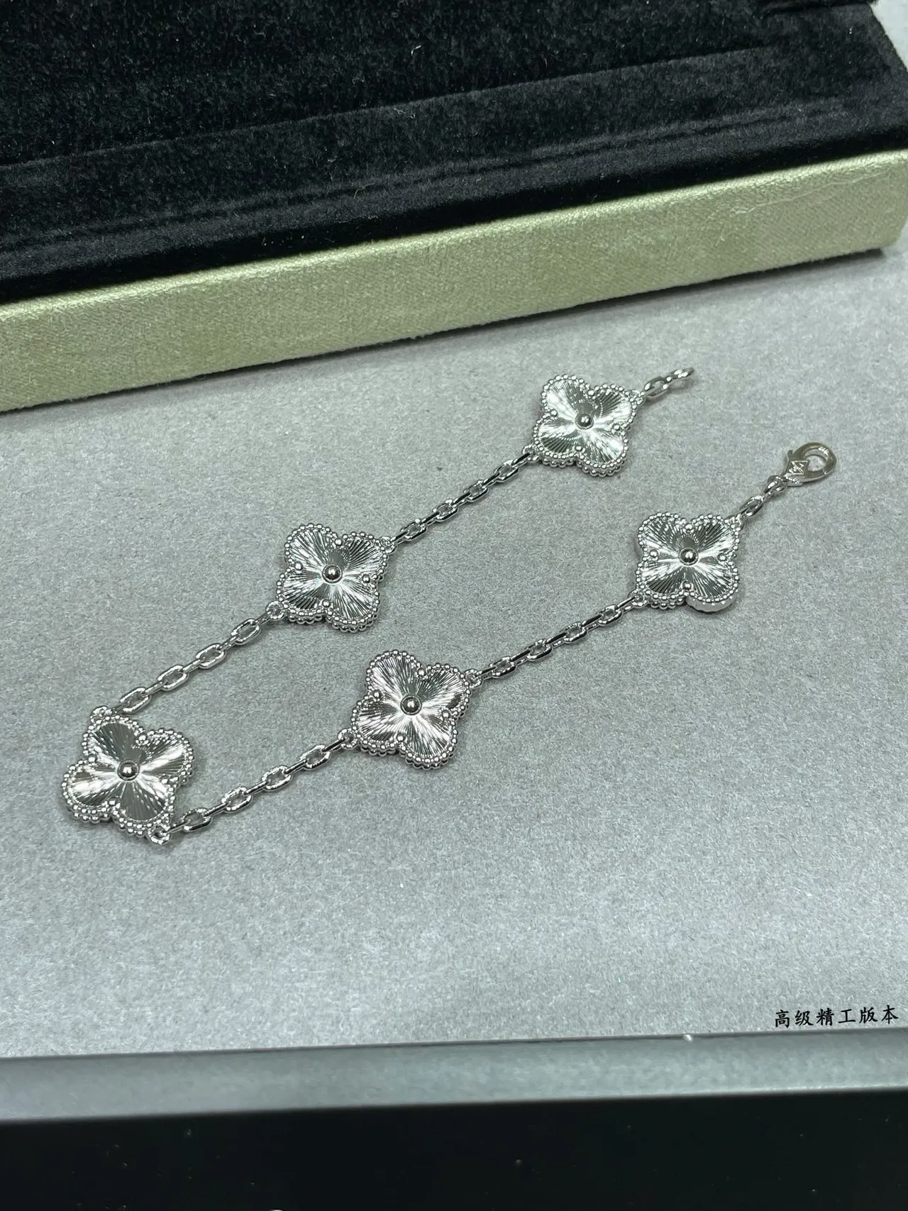 Van Cleef & Arpels Alhambra Trébol de Quatro Folhas Motivo Corrente de Ouro e Prata Pulseiras 4