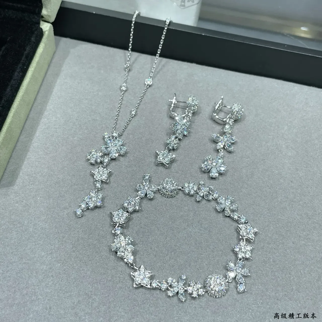 梵克雅宝花卉镶嵌吊坠项链 3
