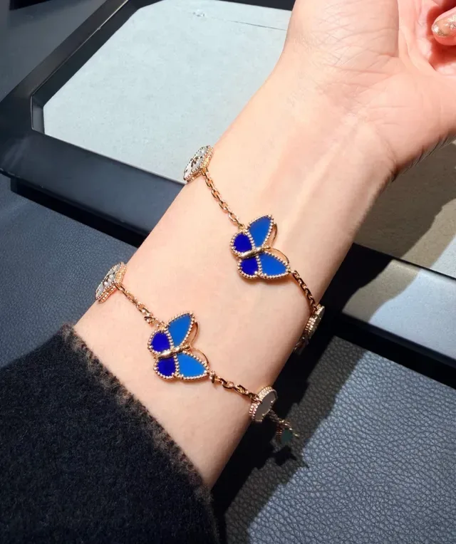 Van Cleef & Arpels Frivole नीला और सफेद एनामेल तितली चैरम ब्रेसलेट 2
