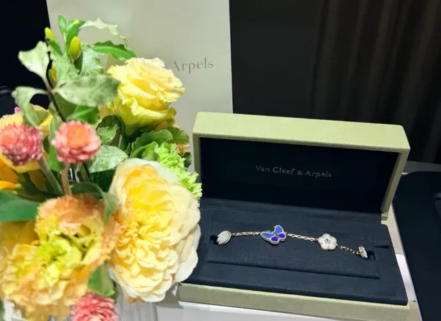 Van Cleef & Arpels Frivole नीला और सफेद एनामेल तितली चैरम ब्रेसलेट 3