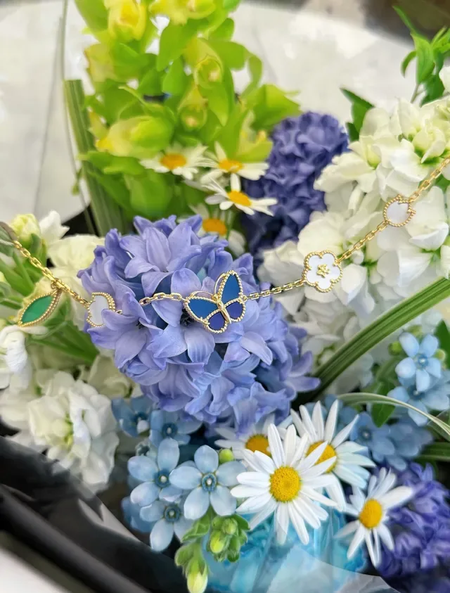 Van Cleef & Arpels Frivole नीला और सफेद एनामेल तितली चैरम ब्रेसलेट 4