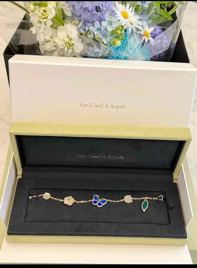 Van Cleef & Arpels Frivole नीला और सफेद एनामेल तितली चैरम ब्रेसलेट 5