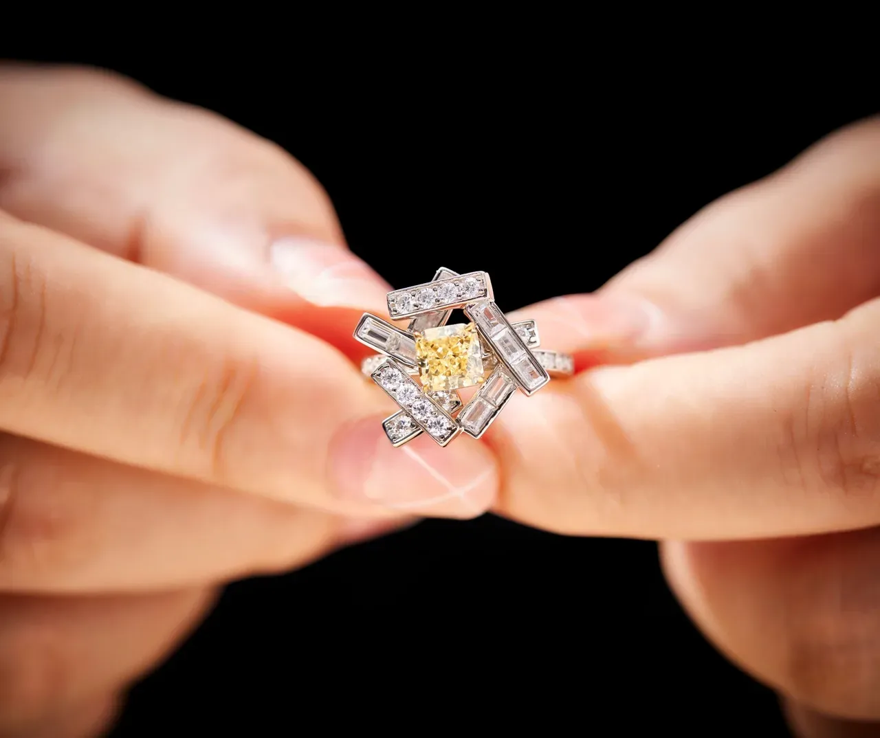 Van Cleef & Arpels Anel geométrico com barras múltiplas e diamante amarelo fancy 3