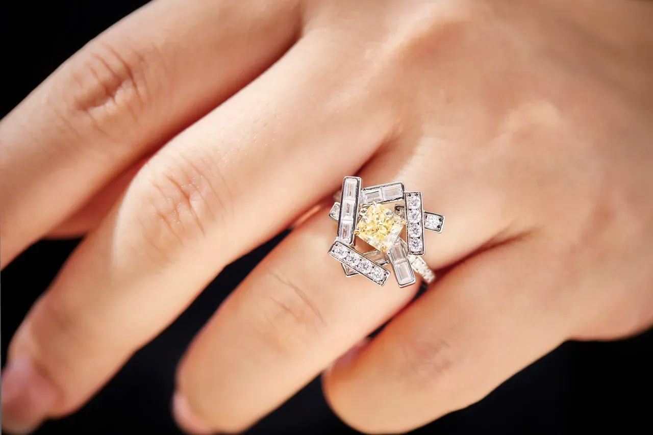 Van Cleef & Arpels Anel geométrico com barras múltiplas e diamante amarelo fancy 4