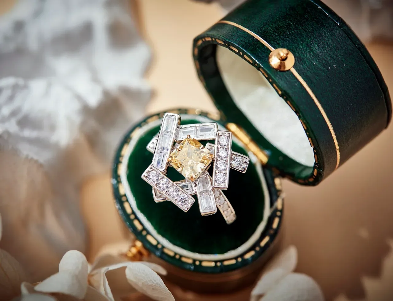 Van Cleef & Arpels Anel geométrico com barras múltiplas e diamante amarelo fancy 5