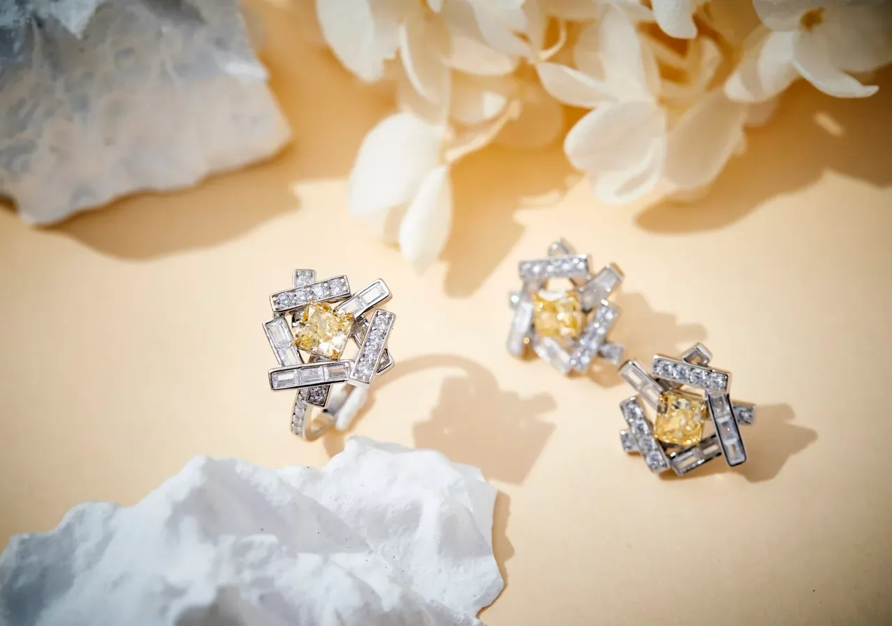 Van Cleef & Arpels Anel geométrico com barras múltiplas e diamante amarelo fancy 6