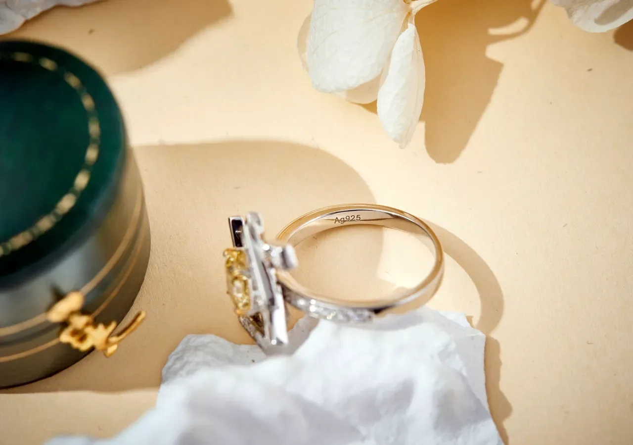 Van Cleef & Arpels Anel geométrico com barras múltiplas e diamante amarelo fancy 7