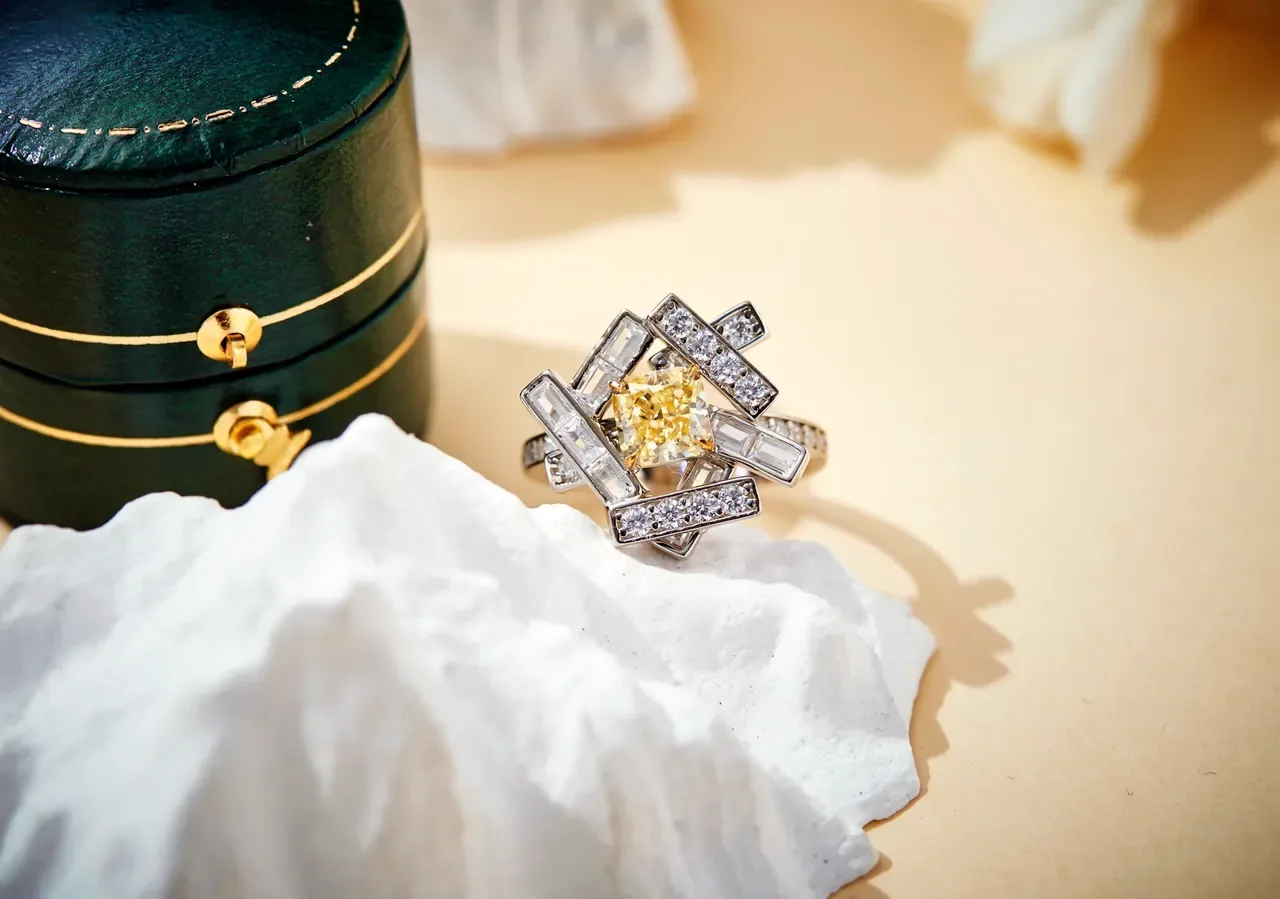 Van Cleef & Arpels Anel geométrico com barras múltiplas e diamante amarelo fancy 8