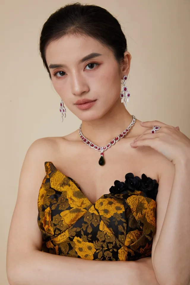 Van Cleef & Arpels أحمر أخضر مجوهرات عالية ياقوت وماس قلادة 3
