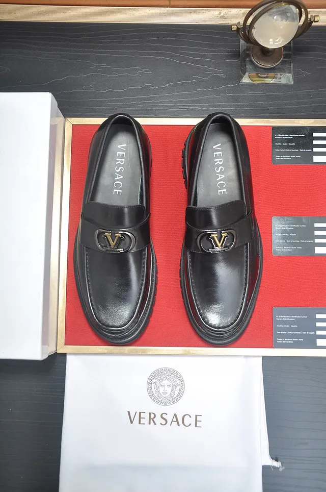 Versace Chain Reaction কালো চামড়ার বাকেল লোফার 2
