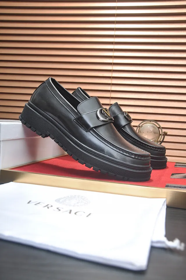 Versace Chain Reaction কালো চামড়ার বাকেল লোফার 3