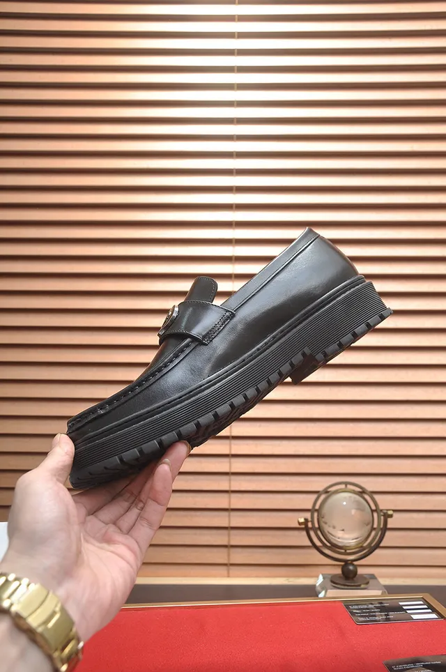 Versace Chain Reaction কালো চামড়ার বাকেল লোফার 5