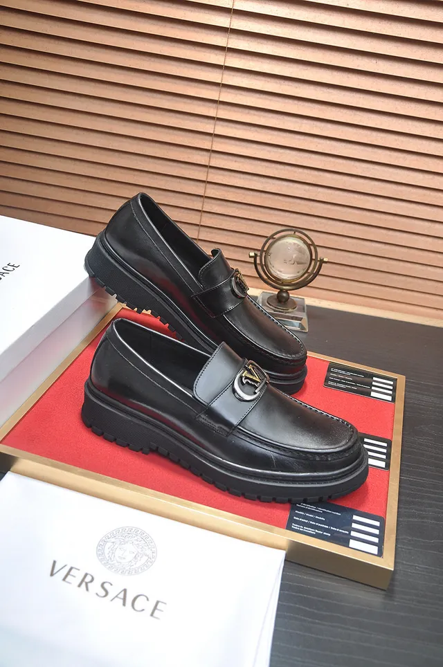 Versace Chain Reaction কালো চামড়ার বাকেল লোফার 6