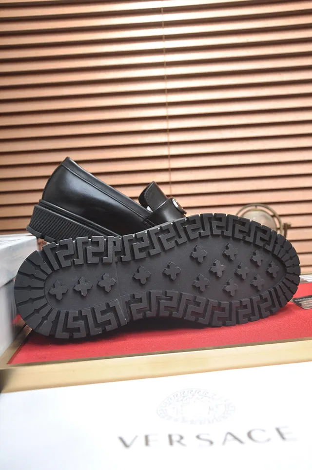 Versace Chain Reaction কালো চামড়ার বাকেল লোফার 7