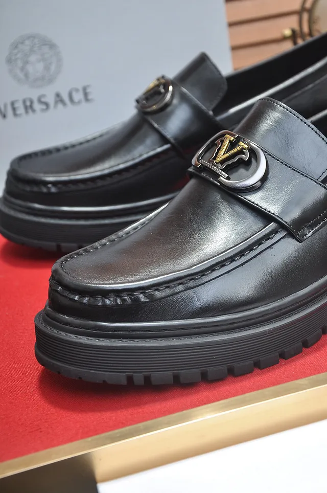 Versace Chain Reaction কালো চামড়ার বাকেল লোফার 8
