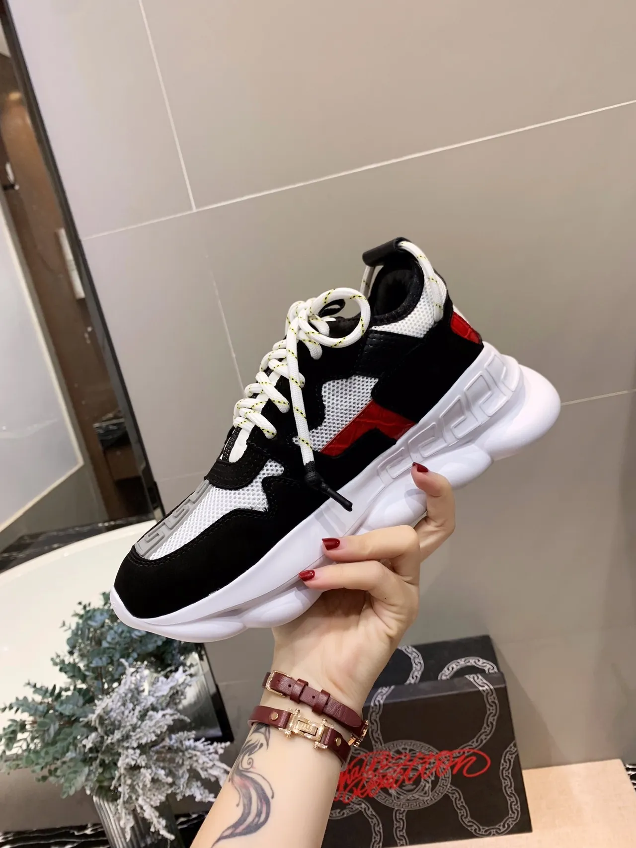 Versace Chain Reaction 黑白红厚底运动鞋 3