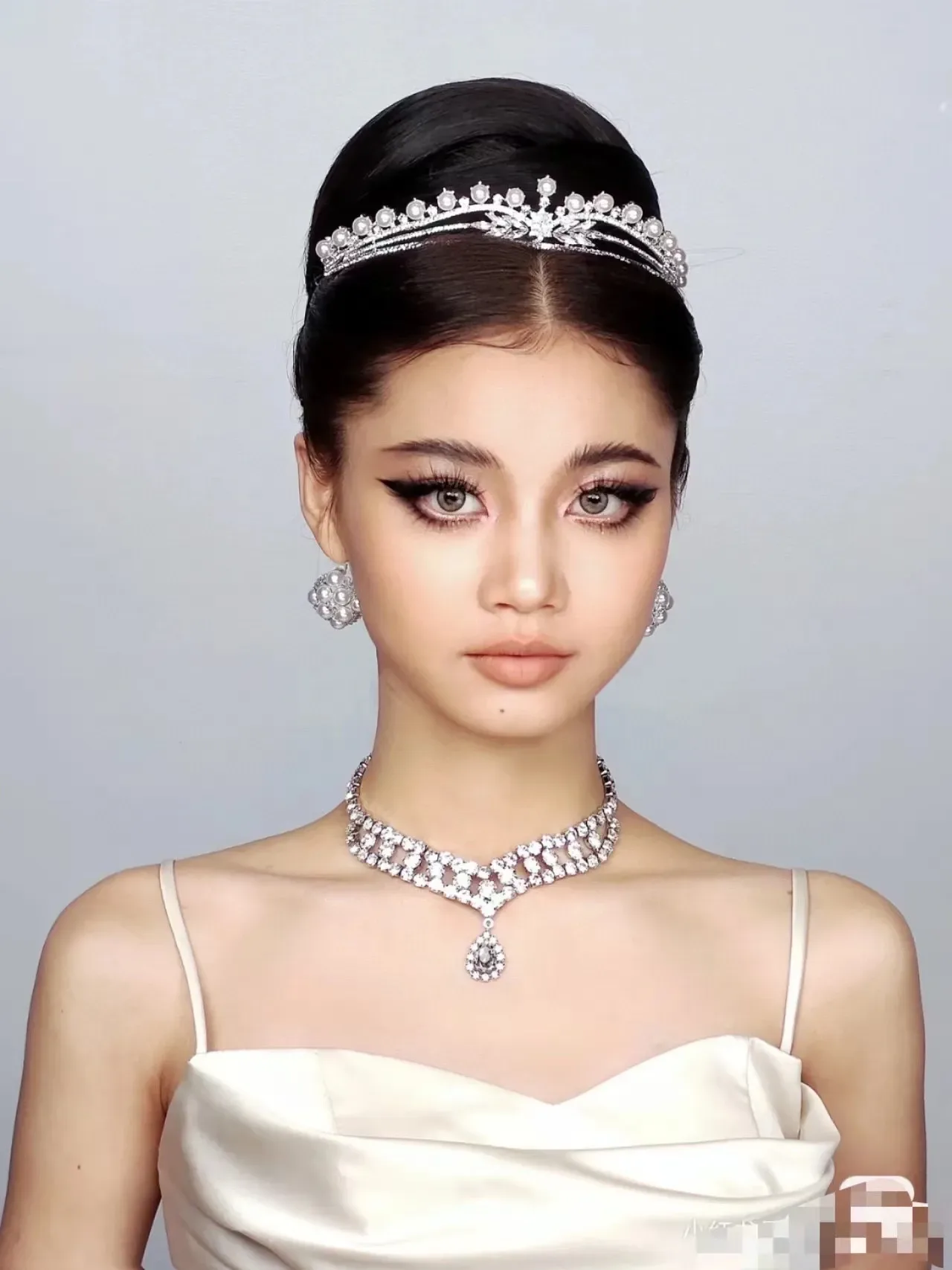 Versace Colar Choker V-Bib com cristais incrustados 2