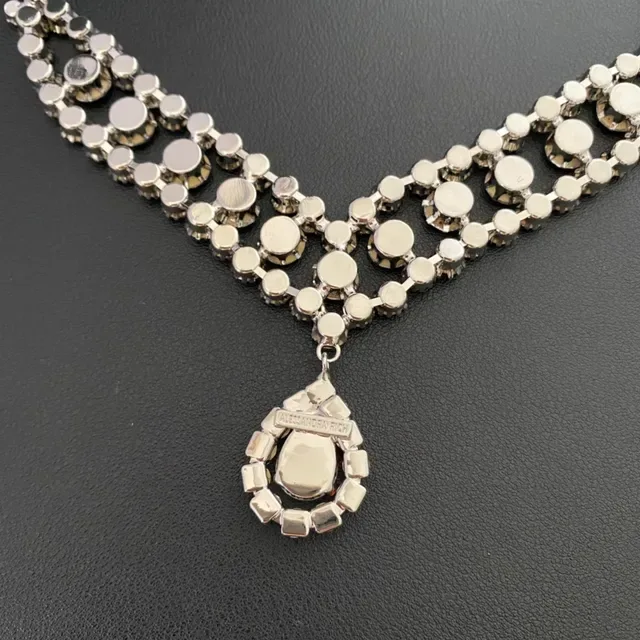 Versace Colar Choker V-Bib com cristais incrustados 6